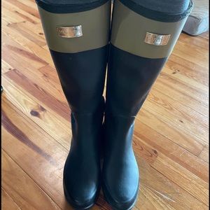 Size 7. Two tone Hunter rubber boots. Black with Olive/Green top